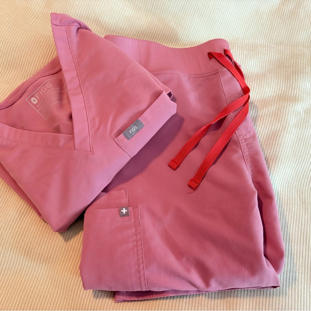 Figs chalk pink scrub set